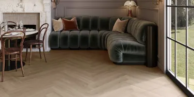Maximus Divine Oak Herringbone — Cookie (aranżacja)
