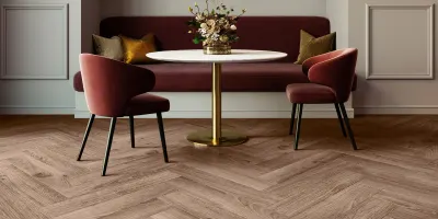 Maximus Highland Oak Herringbone — Roasted (aranżacja)